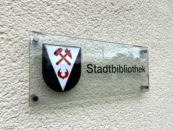 Schild an der Stadtbibliothek Sandersdorf